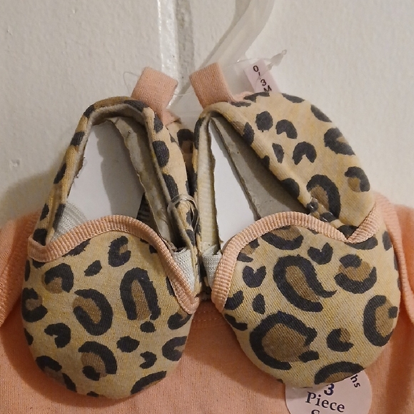 Cute Cat Print Baby Outfit with Leopard Print Leggings & Booties - Picture 3 of 3